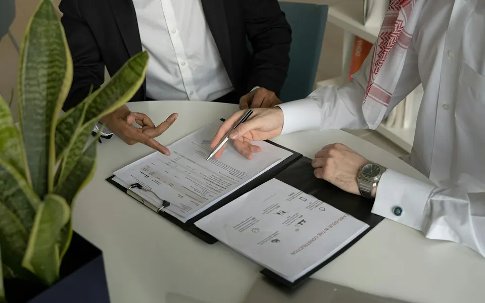 Dos personas firmando un contrato de compraventa