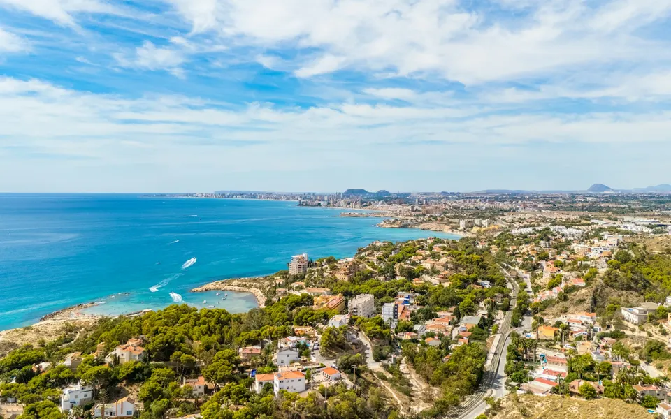 Ciudad costera de la Costa Blanca frente al mar