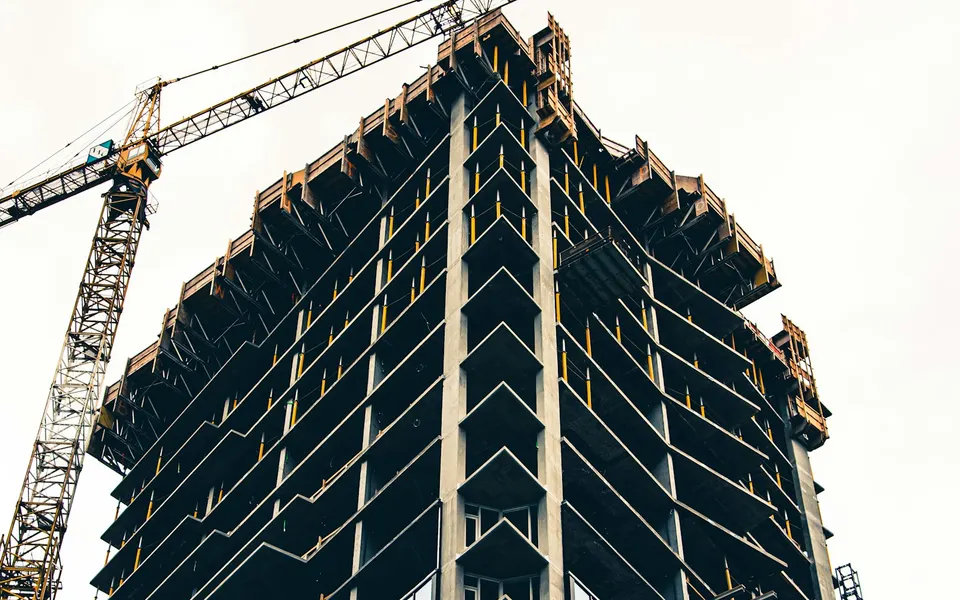 Edificio de obra nueva en construcción con grúa